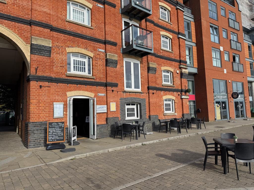 Lot: 70 - RESTAURANT IN MARINA LOCATION WITH POTENTIAL - Restaurant premises on the marina at Ipswich